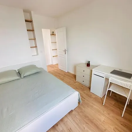 Cosy Sunny Saint-denis Apartment